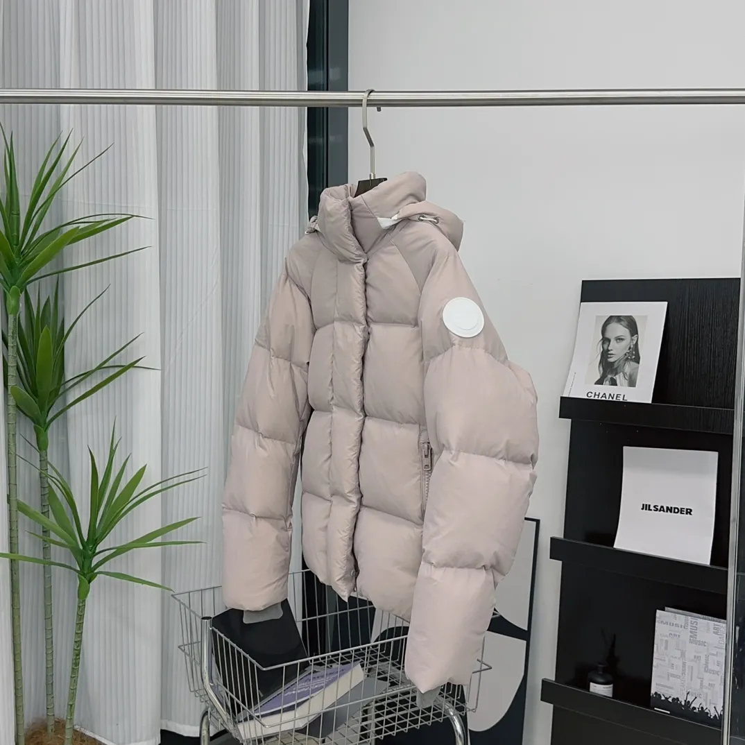 P760 [Soft Light Powder] Style number: Y109 𝘾𝘼𝙉𝘼𝘿𝘼 𝙂𝙊𝙊𝙎𝙀/Canada Goose 2602LB1 Capsule Series Macaron Parka Size: XS S M Down: National standard 80% white duck down, light weight and strong warmth retention. Fabric: Made of soft EnduraLuxe fabric imported from DuPont, CORDURA, USA, which enhances the durability of easy-to-wear parts, is lightweight and durable; the liner is made of 400T anti-velvet gallbladder, which is comfortable, soft and non-velvet.